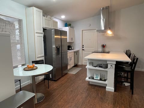 2/1 Remodeled Lakeline Home/Dell/Dtwn Train