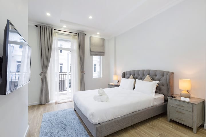 Dormitorio tamaño queen con balcón