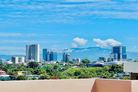 Top-Floor Apt w/Parking, Near Airport & Downtown