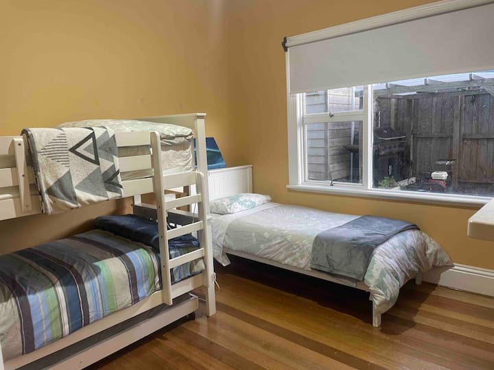 Krevet na kat i vrlo čist prostor s mnogo svjetla 