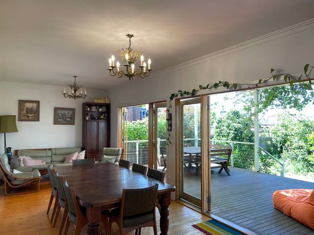 Large family home & garden, close to city gallery image 5