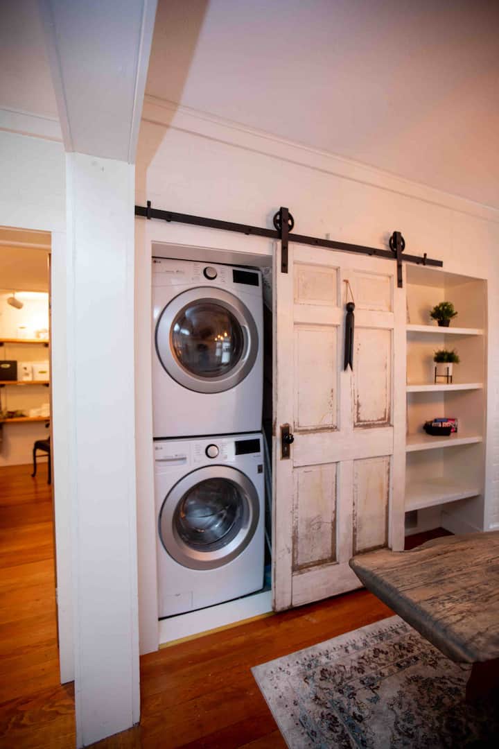 Ole Tin Rooster Sleeps 12+, Downtown NEW 4 Groups! Houses for Rent in