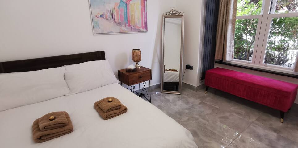 Luxury London House sleeps 13, 2 mins to Metro gallery image 4