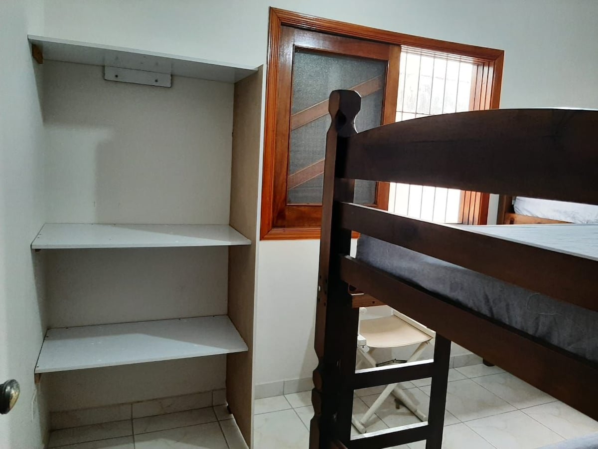 房间1 ： 2张双层床和1张备用床垫。