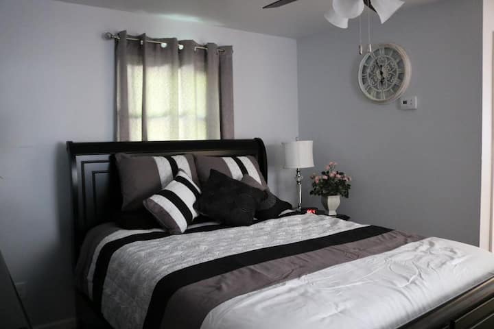 Kitanda kikubwa cha malkia na faraja kubwa!! Ni hakika kuwa usingizi mzuri wa usiku!!