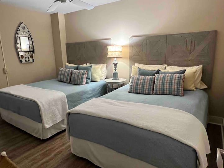 חדר שינה שני מקסים עם שתי מיטות זוגיות מפוארות