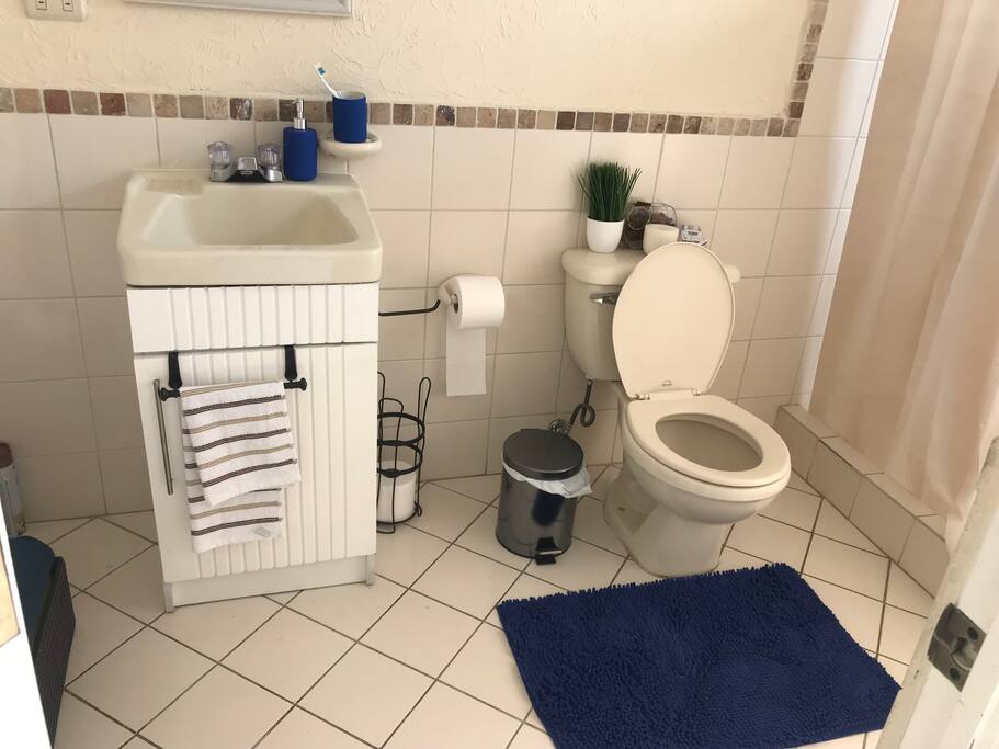 Baño Compartido, con Regadera con agua caliente, incluye: Jabón, shampoo y Toalla.