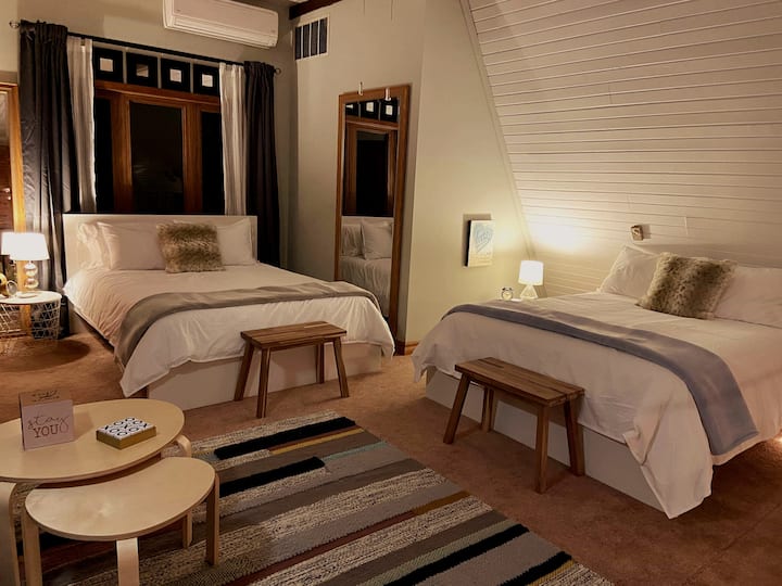 V podkroví sú 2 manželské postele Queen a futon. Každá posteľ má bavlnenú posteľnú bielizeň Vera Wang, prikrývku Vellux, alternatívnu páperovú prikrývku, mäkkú bavlnenú prikrývku a 4 nádherné vankúše veľkosti queen size. Zatemňovacie závesy v miestnosti zabráni tomu, aby vás slnko zobudilo.