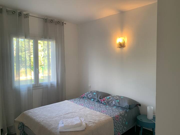 Erwachsenenschlafzimmer mit Doppelbett