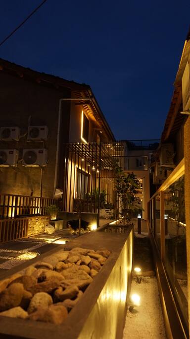 前院:客栈整体房屋,保留并修复了古村落老房的夯土外墙及红砖瓦,院落做了重新的布局和调整,并设置了宽敞的户外吧台休息区。小坐于此,品尝一杯客栈的手冲咖啡或是茶饮特调,观飞鸟、赏夜色、听蝉鸣,意境非常!