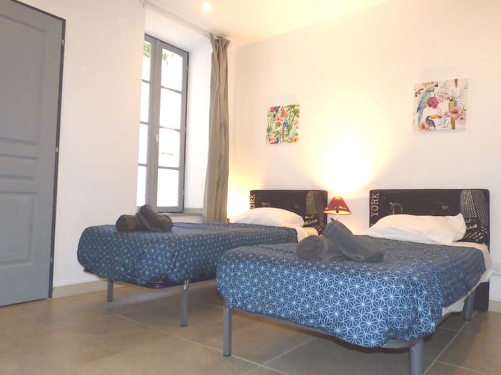 Spálňový apartmán 1 (15 m2);
- okno na terase.
-2 lôžka v 90 x 190 dvojposteľových na požiadanie.
- vstavaná šatňa.
- Kancelária.
- vstavanú sprchu s uterákmi, umývadlom so zrkadlom, elektrický vešiak na uteráky.