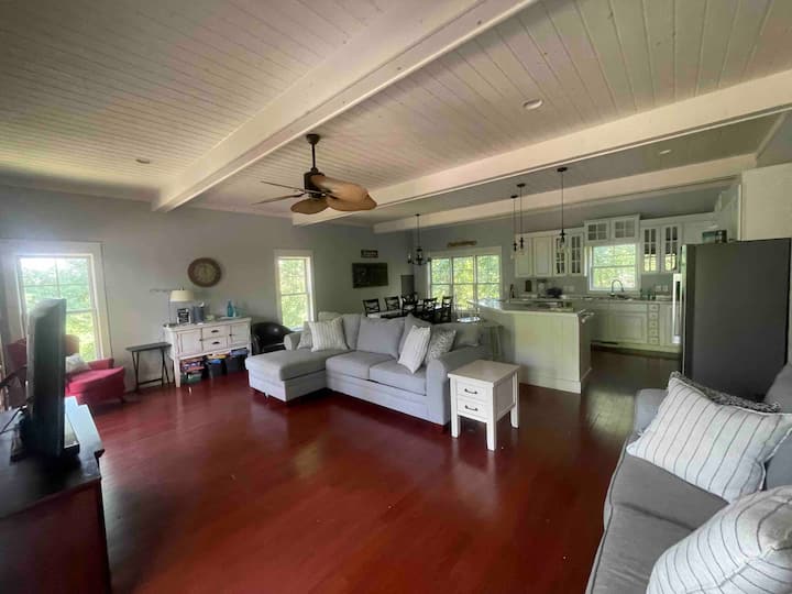 ¡Plano de planta invertido para vistas de ambiente de casa del árbol desde la gran habitación en el piso superior! TV inteligente de pantalla plana de 60" con cable, Internet wifi de alta velocidad en toda la casa. Calefactor de estilo chimenea. Electrodomésticos más nuevos: lavavajillas, nevera, congelador, triturador de basura