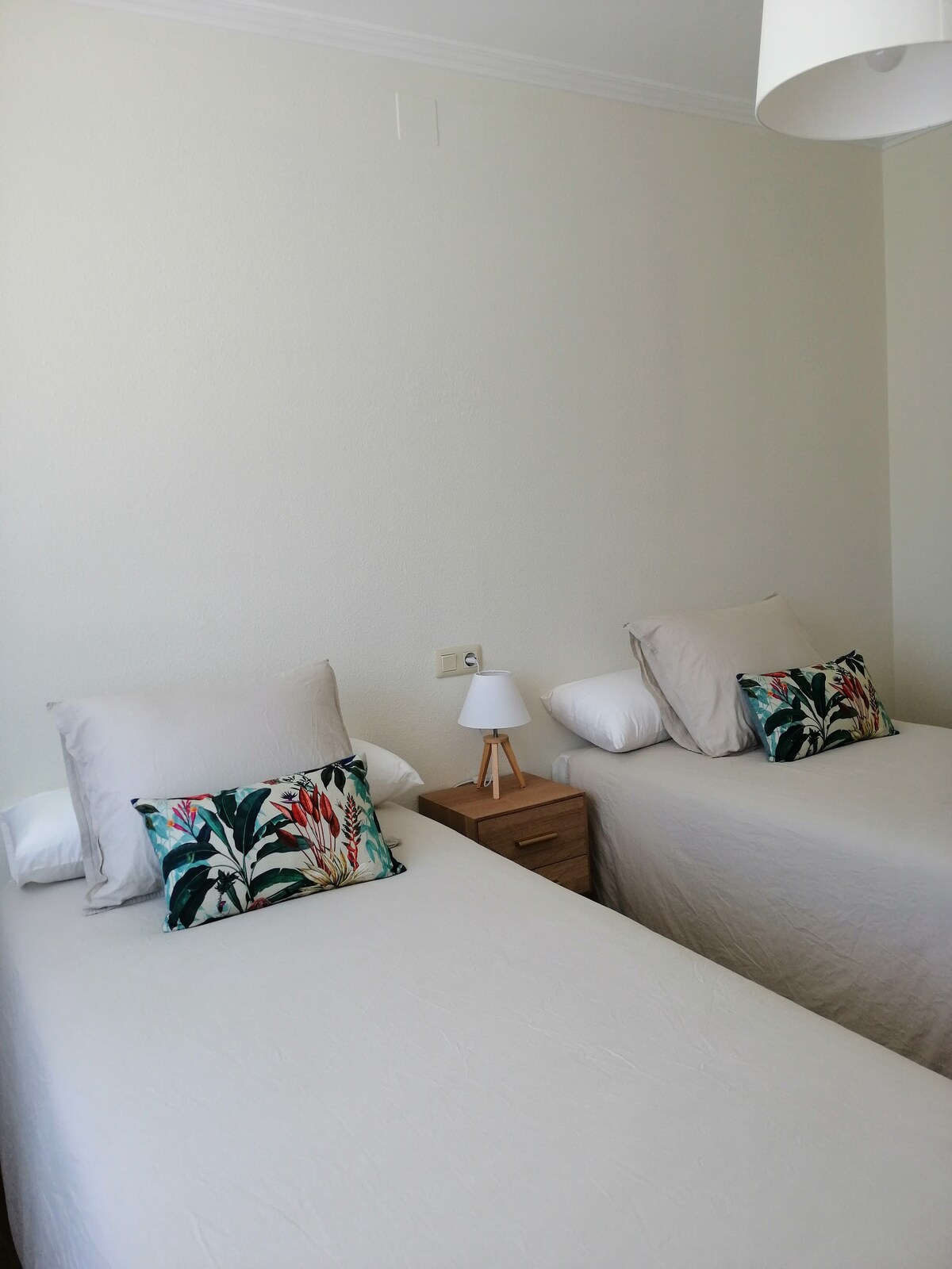 Chumba cha kulala 2 . Na vitanda 2 vya mtu mmoja 90x190.
Mashuka ya pamba na faraja. 