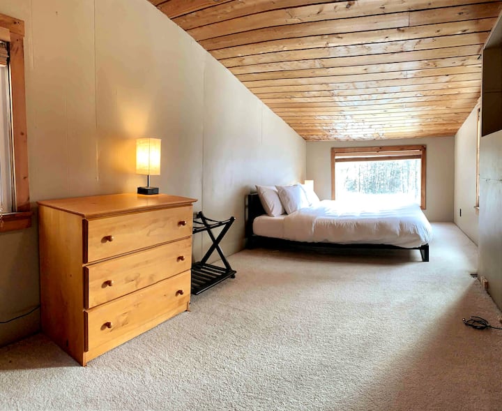 Främre sovrummet på andra våningen har en king- och bergsutsikt.