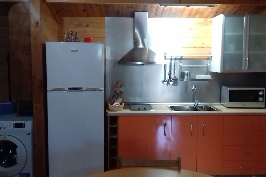 Cocina equipada, con nevera y lavadora.
