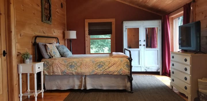 Една од двете големи спални соби на горниот кат.  Паметниот телевизор со рамен екран со Roku се наоѓа во оваа соба, со античка гардероба за вашата облека. Исто така, во оваа спална соба има брачен кревет со брачен кревет со две лица под него за оние кои сакаат да ги држат своите малечки блиску. 