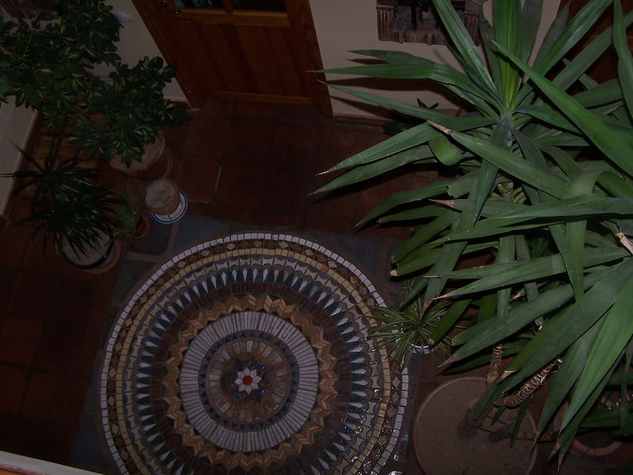Recibidor interior con rosetón artesanal.