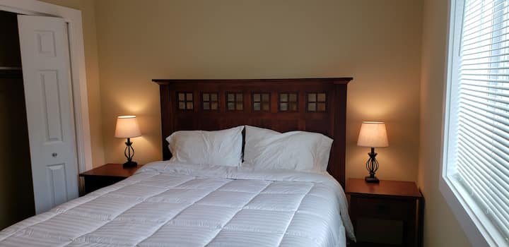 Dormitorio doble tamaño queen.