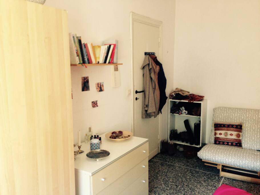 Stanza: libreria, appendino per giacche, divano letto