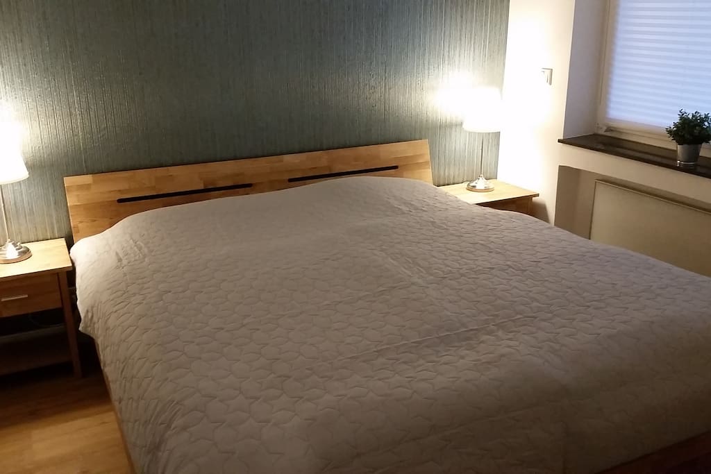 Schlafzimmer mit großem Bett