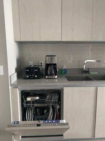 Luxurious 3 Bed & 2 Bath Unit | Ocean-View Getaway gallery image 4