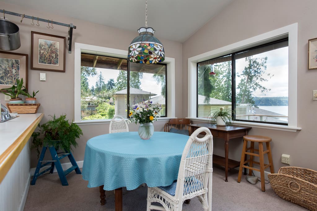 A Tiffany lampshade and fresh flowers highlight the dining area