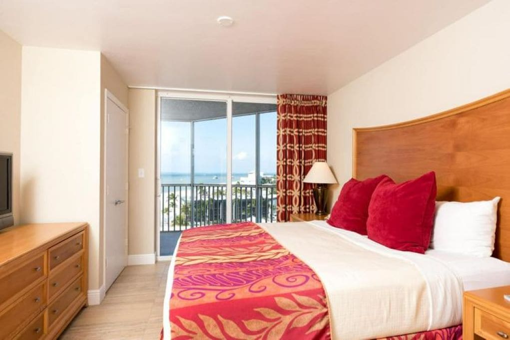 חדר שינה ראשי עם נוף ללאנאי