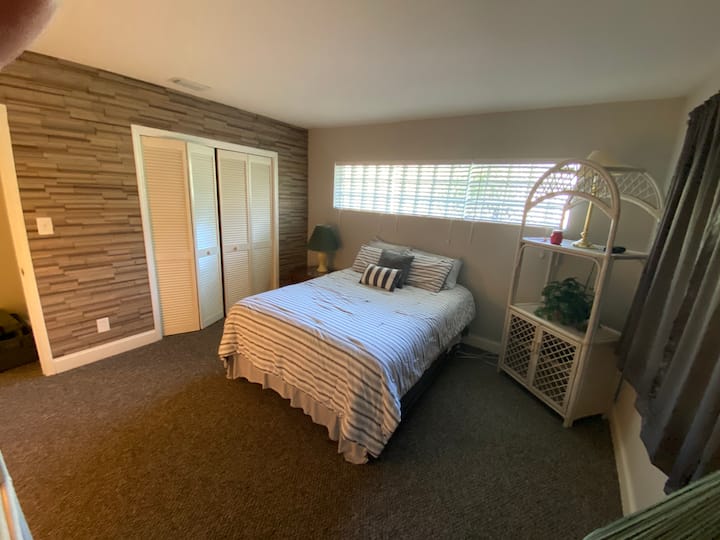 חדר שינה זוגי מס '2 עם מיטת קווין סייז