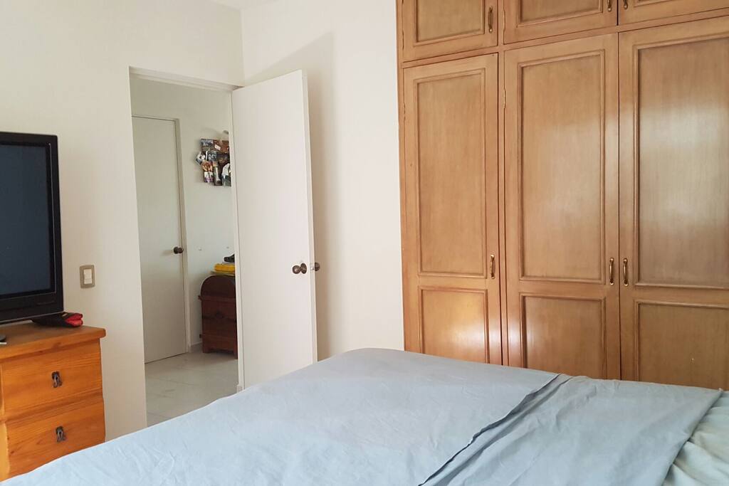 Recámara secundaria con cama King size .