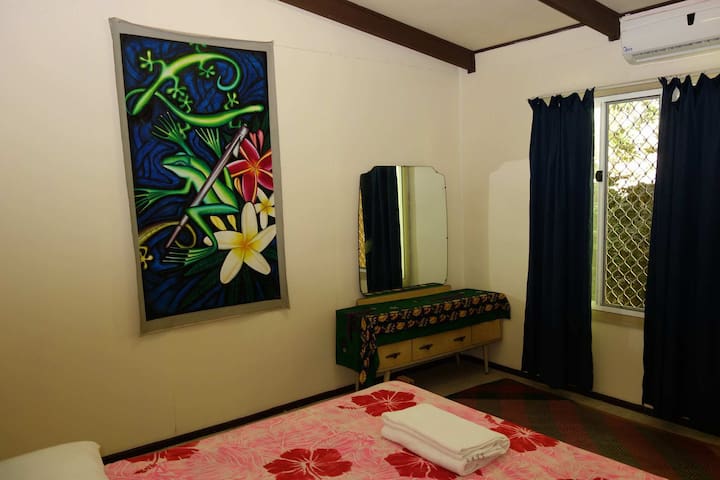 Double room in hilltop oasis - Close to the CBD!