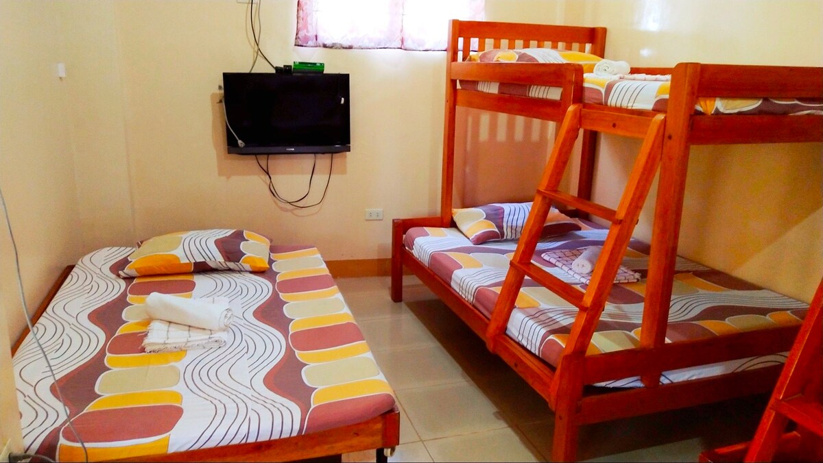 单间公寓式卧室，可容纳8人，设有2间浴室、有线电视、带小厨房、海滨空调房。