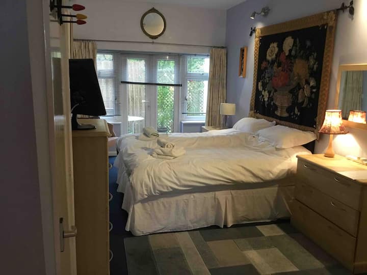 Lovely large self-contained flat with twin beds.
