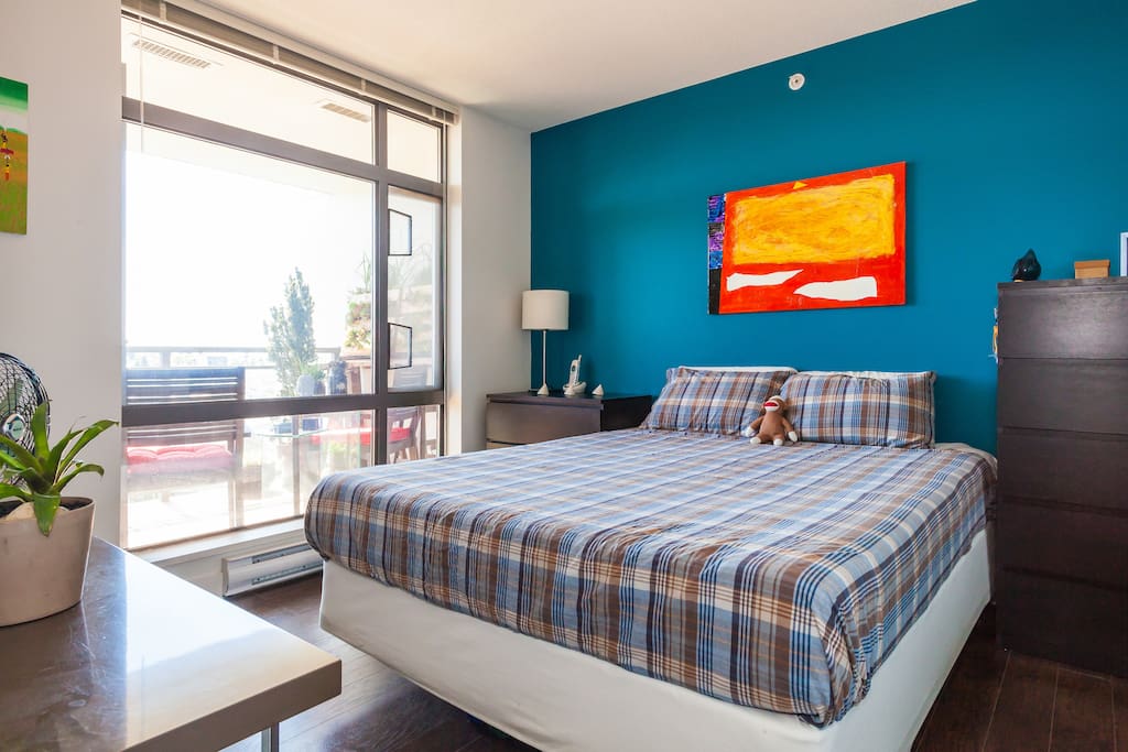 Queen sized bed with a memory foam mattress.