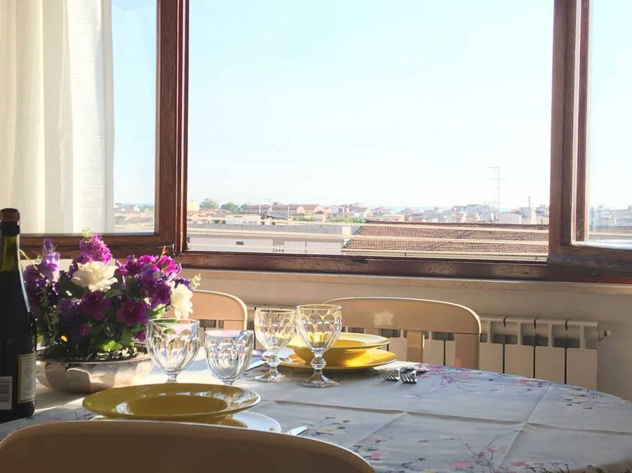 Ampia finestra in sala da pranzo