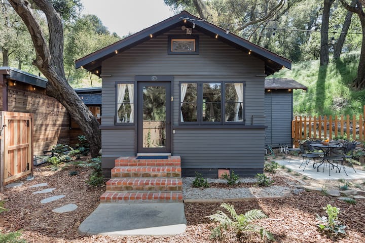 Cozy cabin ideal for a romantic getaway