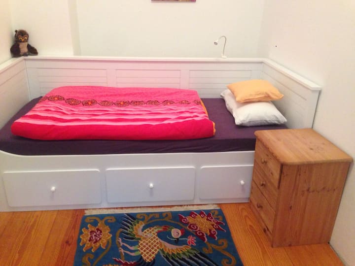 En la habitación de invitados:Cómoda cama alta con buen colchón. Almohada y mantas adicionales en el cajón. Cama alta de Comfortabel con una buena matrace ... cojines de diferentes tamaños y más blancets, etc. en el cajón.