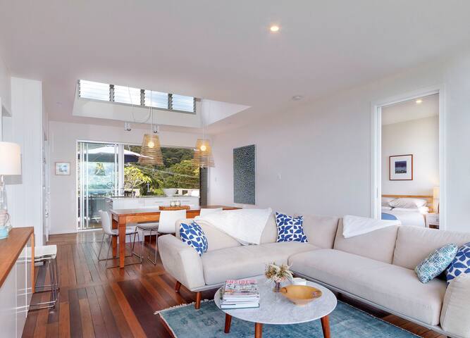 Absolute beachfront cottage + separate apartment gallery image 5