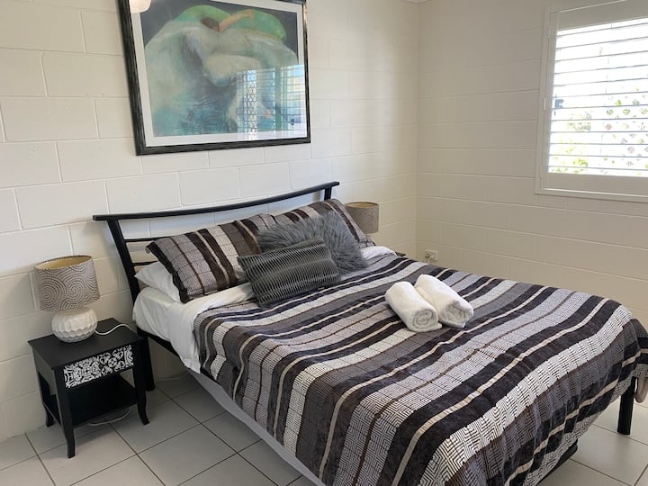 La chambre principale dispose d'une armoire et d'un ventilateur intégrés. Il y a un lit gigogne sous le lit double qui, lorsque je suis utilisé, s'intègre bien dans la chambre, laissant beaucoup d'espace pour marcher. 