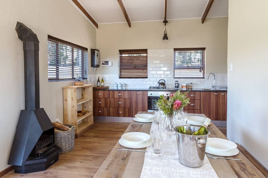 the kitchen and dining room area