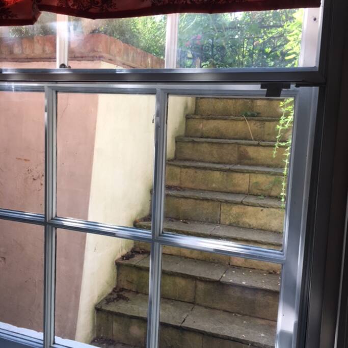 Private entrance .