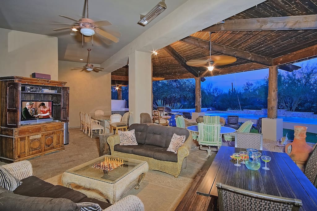 CLIMATE CONTROLLED COVERED PATIO SEATS 30, TEPANYAKI TABLE, BBQ ISLAND, HOT TUB, SATELLITE TV AND GORGEOUS SUNSETS!