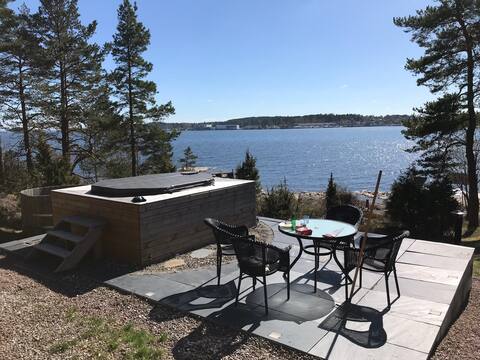 Cosy lake cottage in nature with hot tub by Åmål