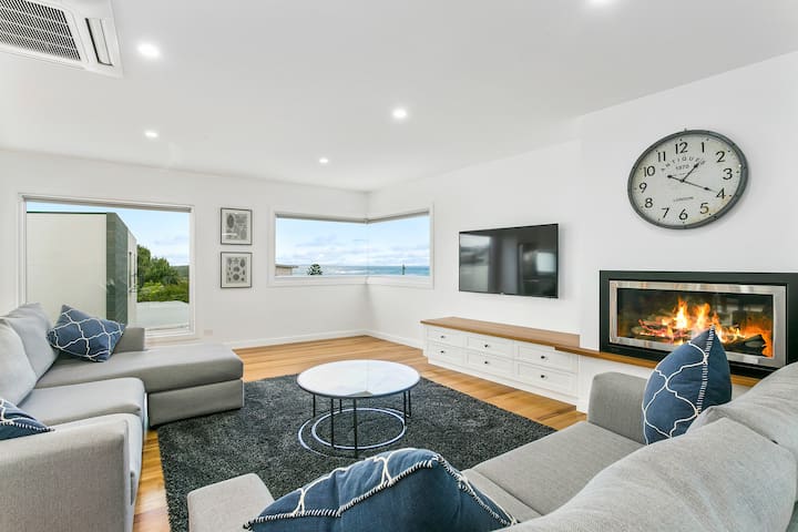 LUXURY LIVING ONLY 200M FROM BEACH & TOWN CENTRE!!