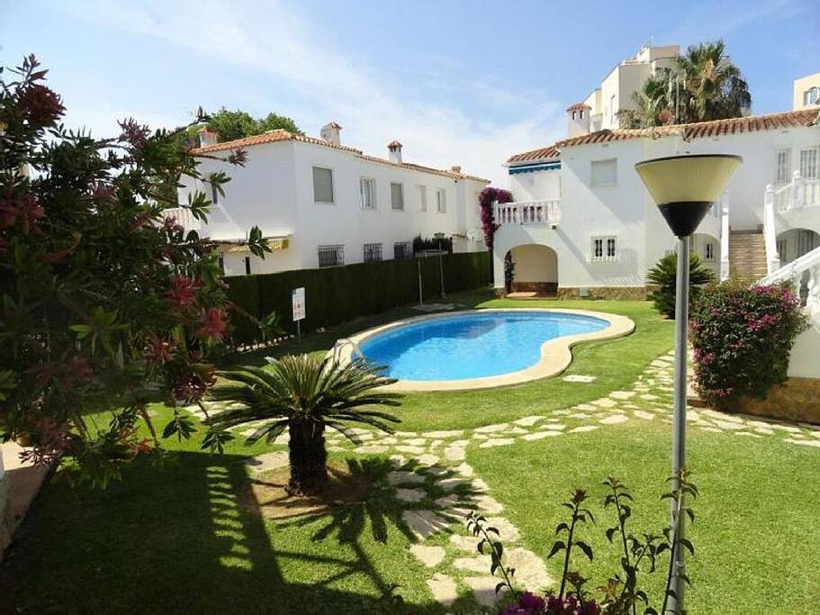 Tranquilidad y mucho verde al rededor de la piscina