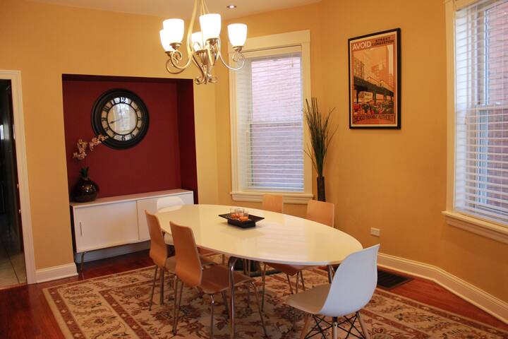 Spacious 5-BR home next to transit! Great area! gallery image 4