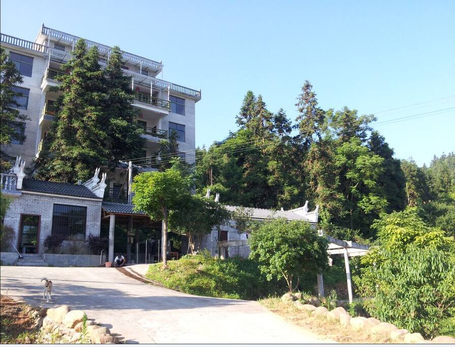 高楼5层是住宿用的