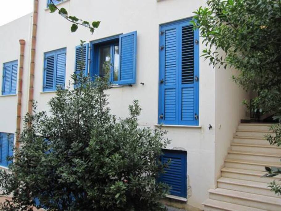 La tranquillità del luogo immerso nel verde col mare blu a due passi !!