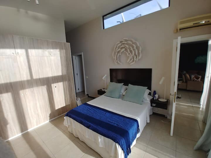 El dormitorio principal tiene aire acondicionado nuevo, mesas laterales, cabecera y televisor inteligente de pantalla grande ( no se muestra aquí).