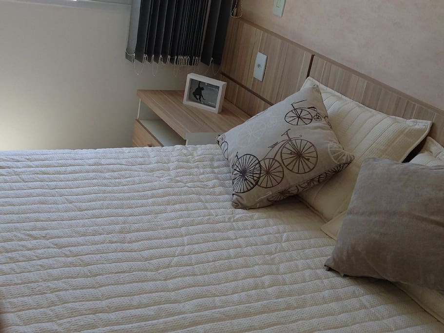 Quarto com cama-casal