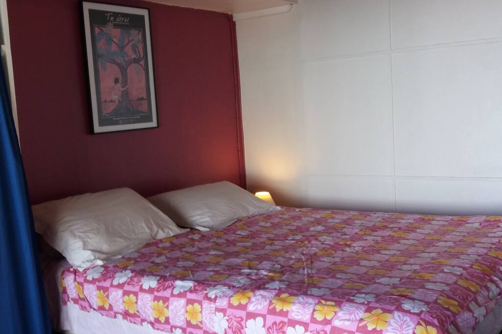 La chambre avec lit 160, donnant directement sur la terrasse, avec vue mer.